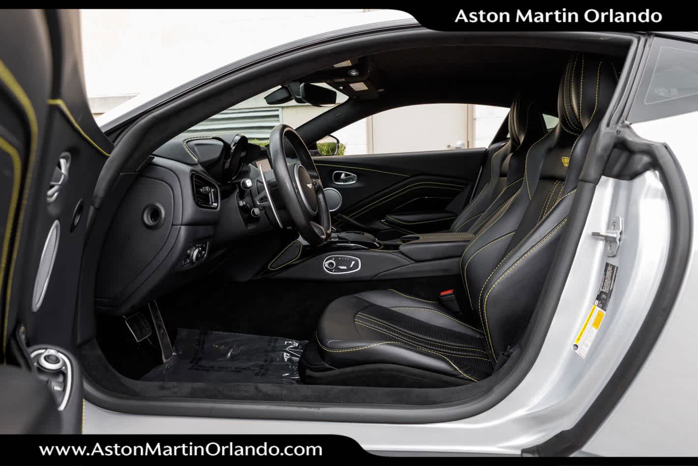 2022 Aston Martin Vantage Base