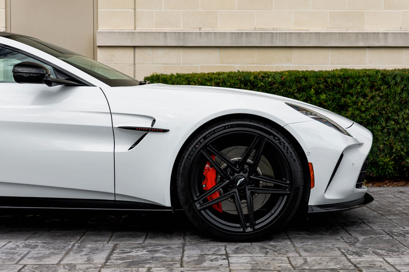 2025 Aston Martin Vantage Base