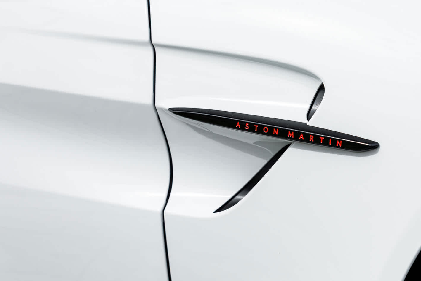 2025 Aston Martin Vantage Base