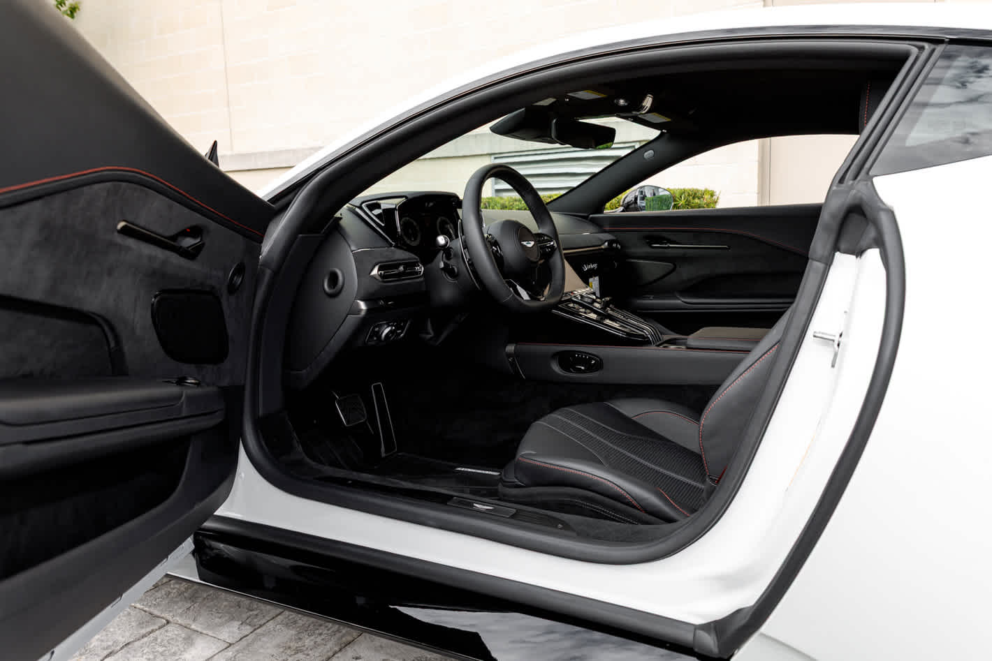 2025 Aston Martin Vantage Base