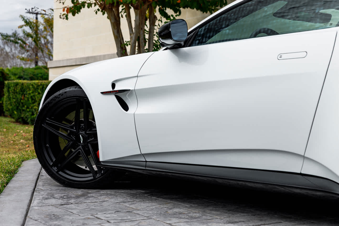 2025 Aston Martin Vantage Base