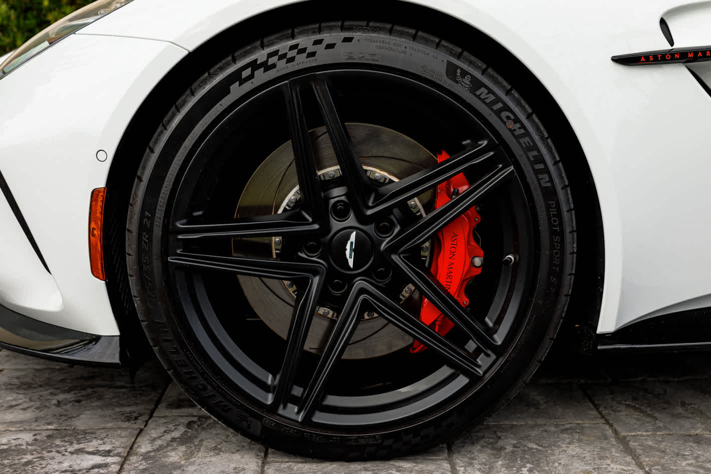 2025 Aston Martin Vantage Base