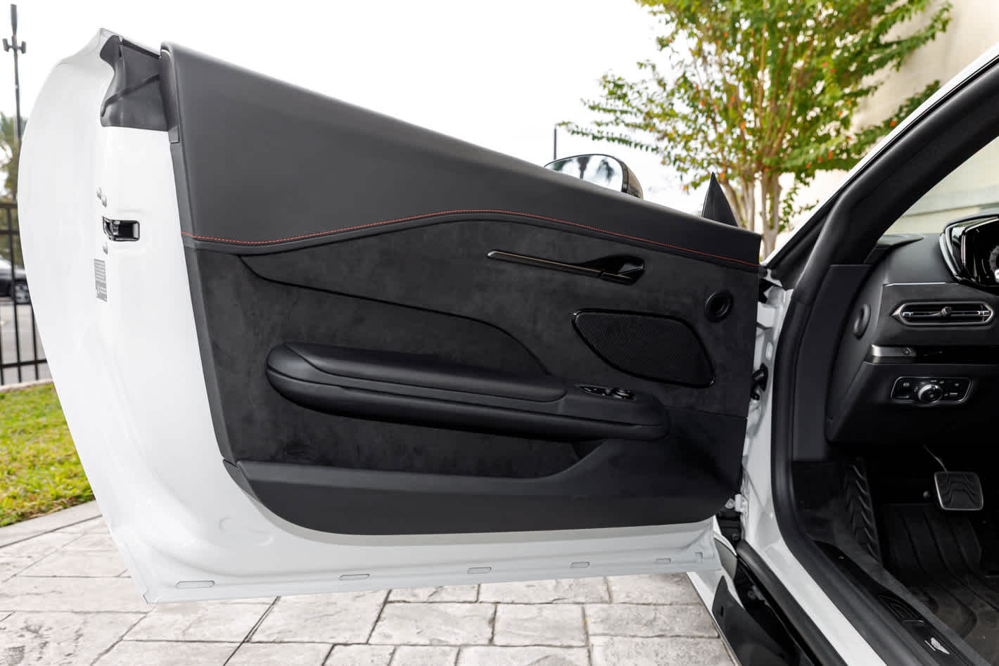 2025 Aston Martin Vantage Base