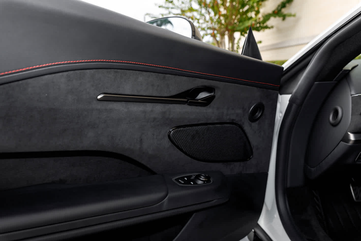 2025 Aston Martin Vantage Base