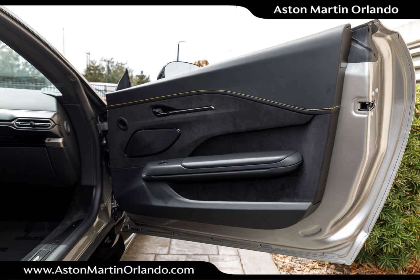 2025 Aston Martin Vantage Base