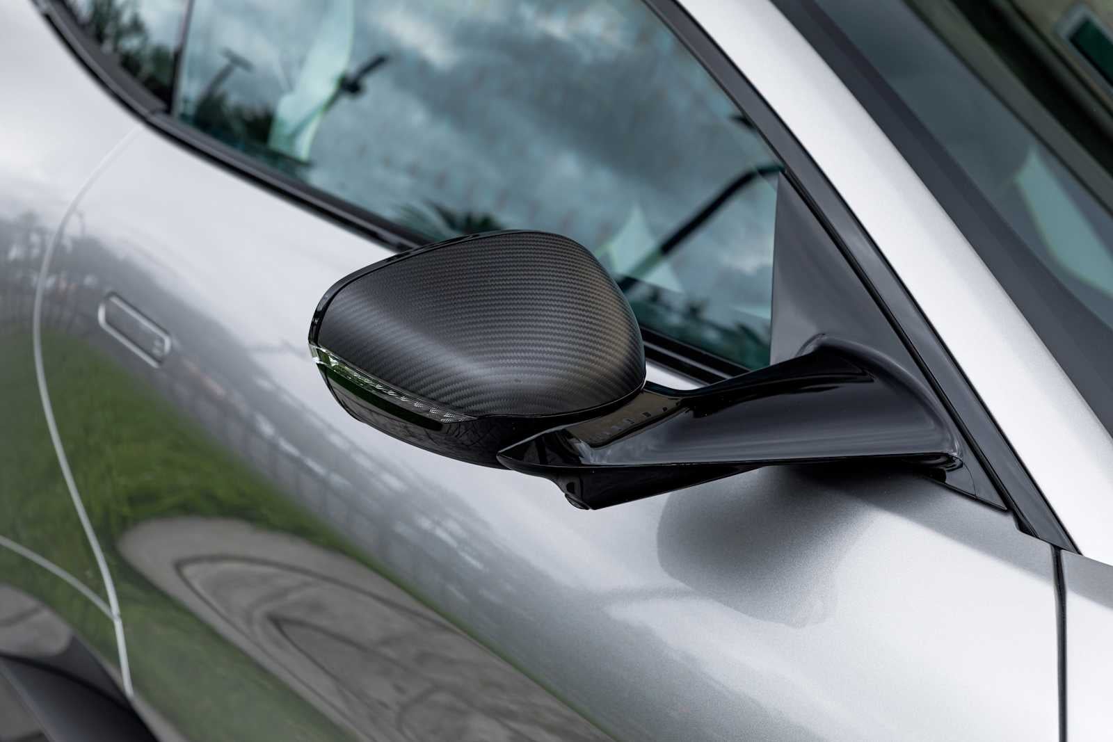 2025 Aston Martin Vanquish Base