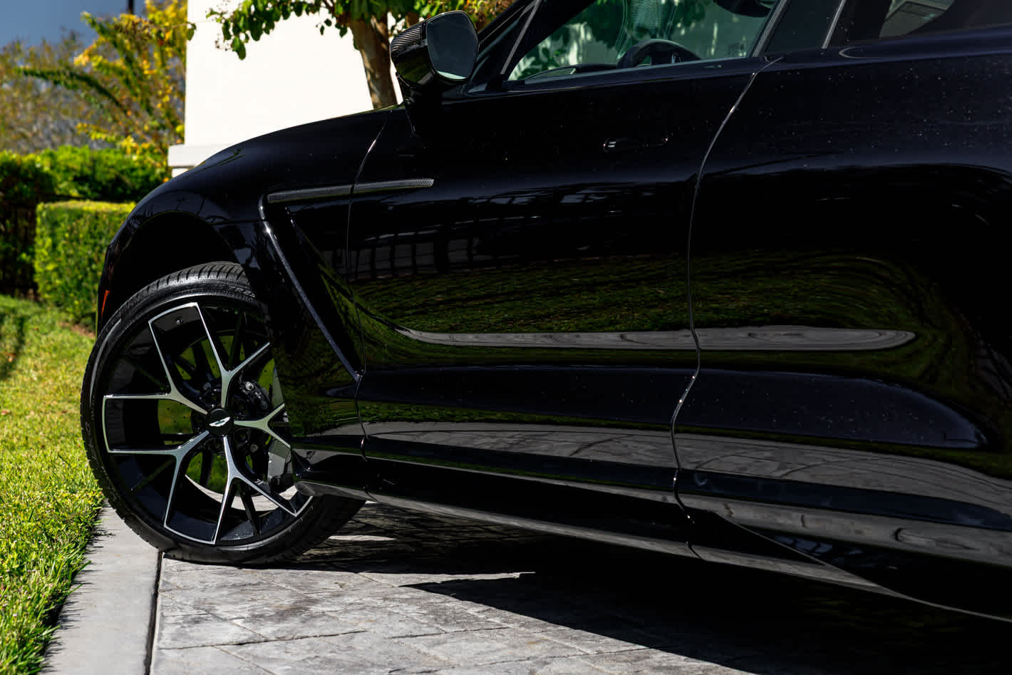 2025 Aston Martin DBX 707