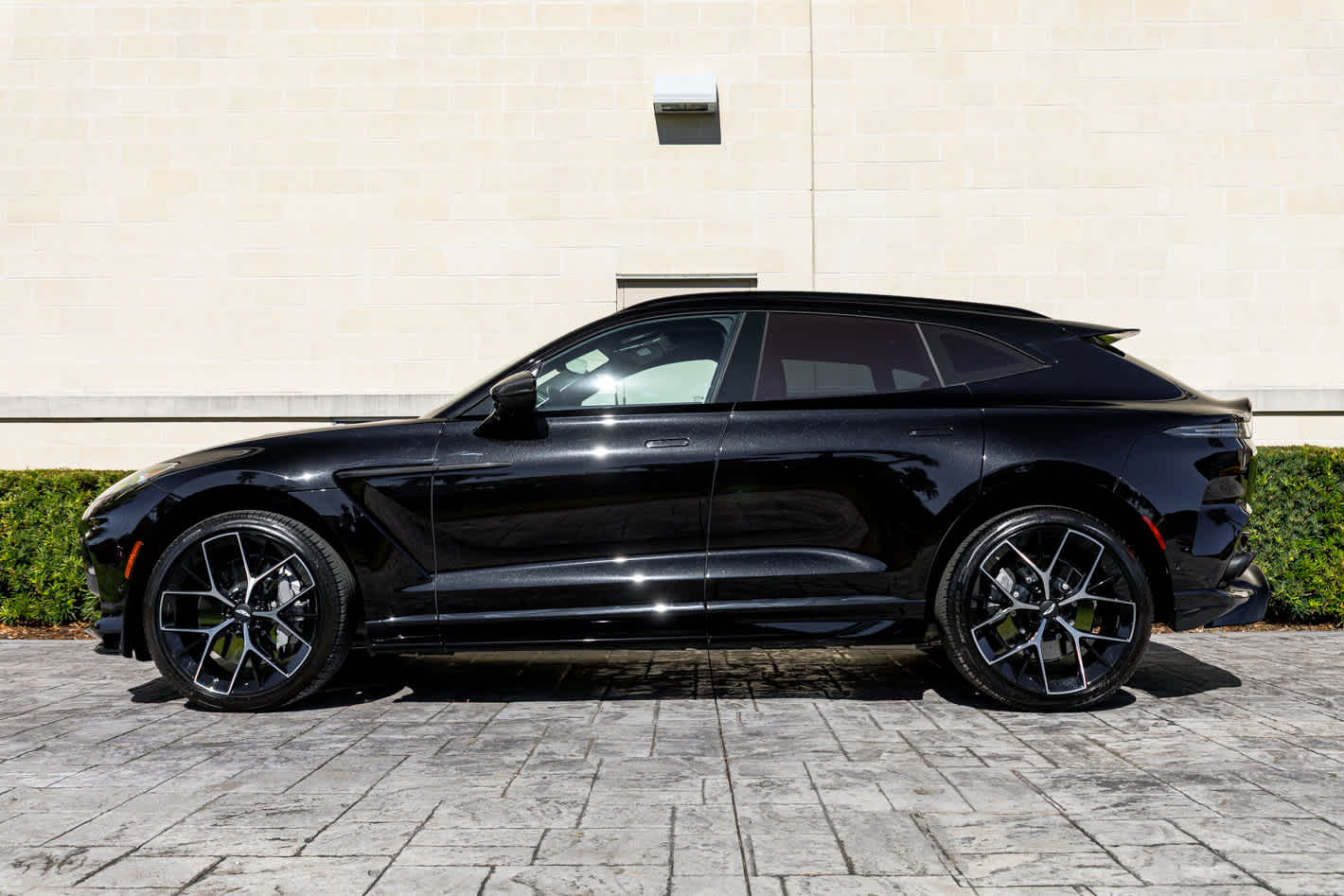 2025 Aston Martin DBX 707