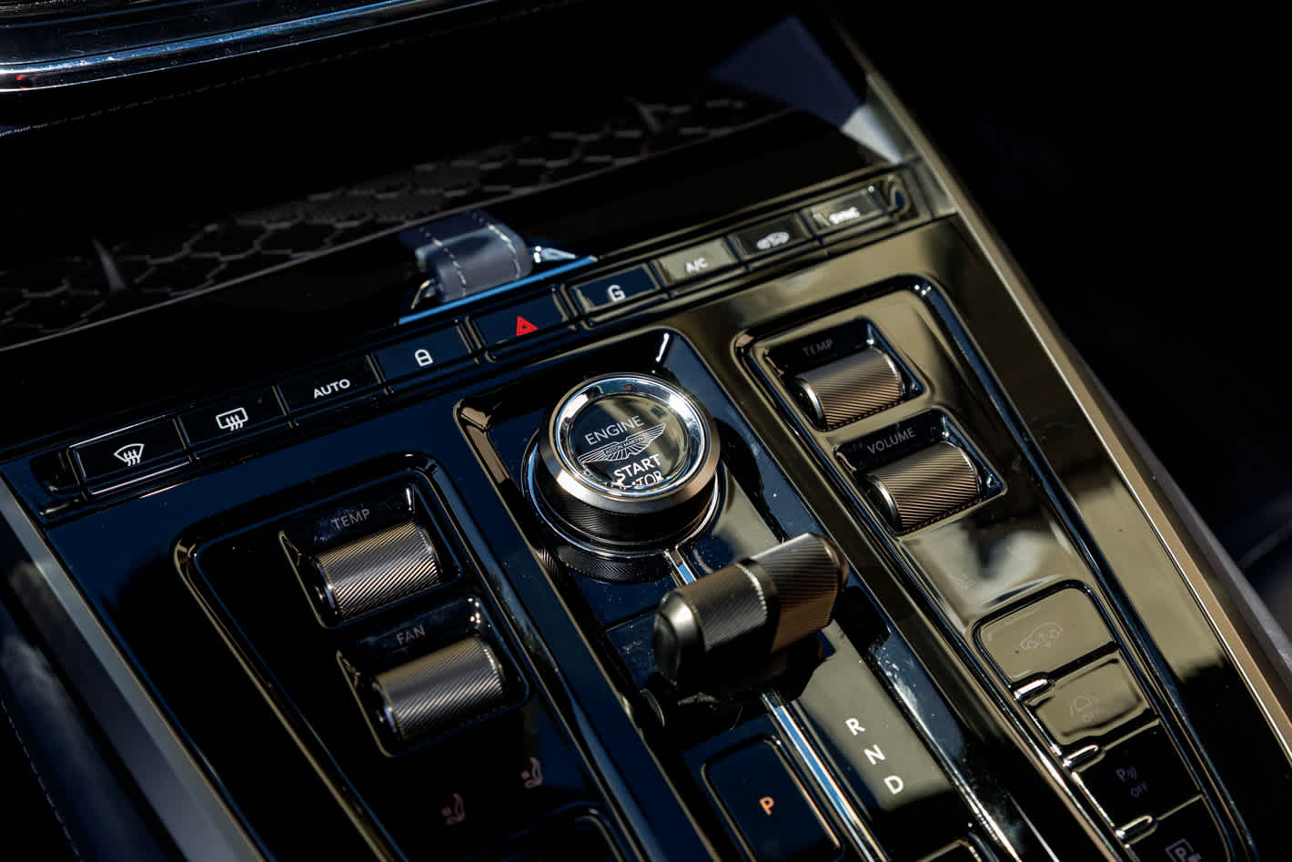 2025 Aston Martin DBX 707