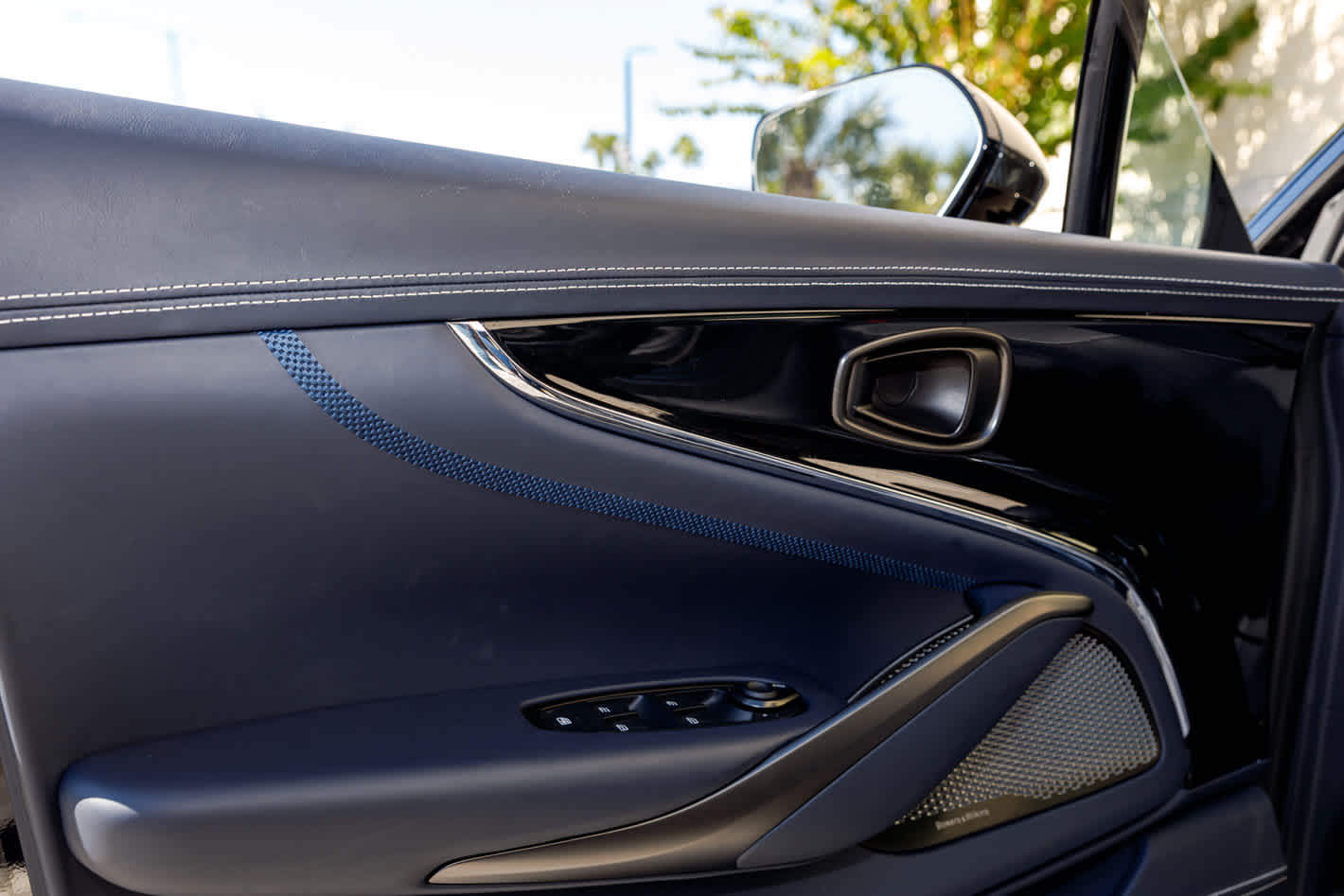 2025 Aston Martin DBX 707