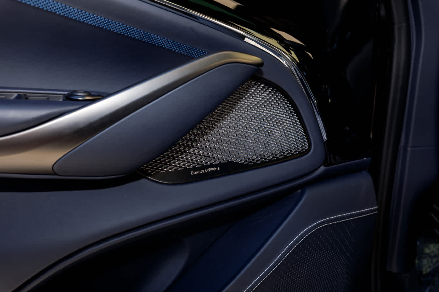 2025 Aston Martin DBX 707