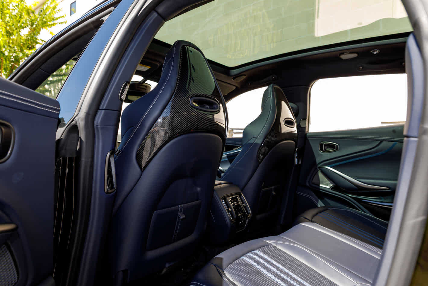 2025 Aston Martin DBX 707