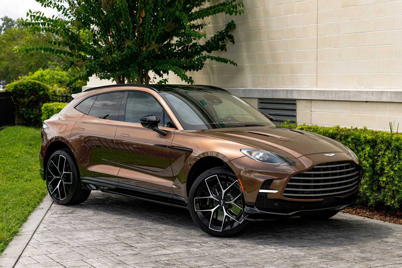 2025 Aston Martin DBX 707