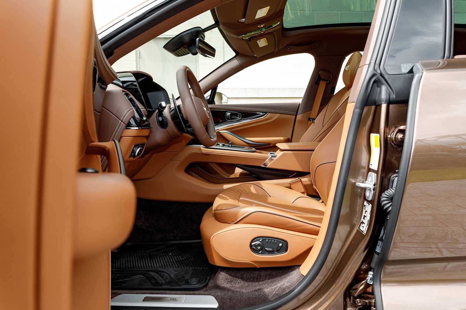 2025 Aston Martin DBX 707