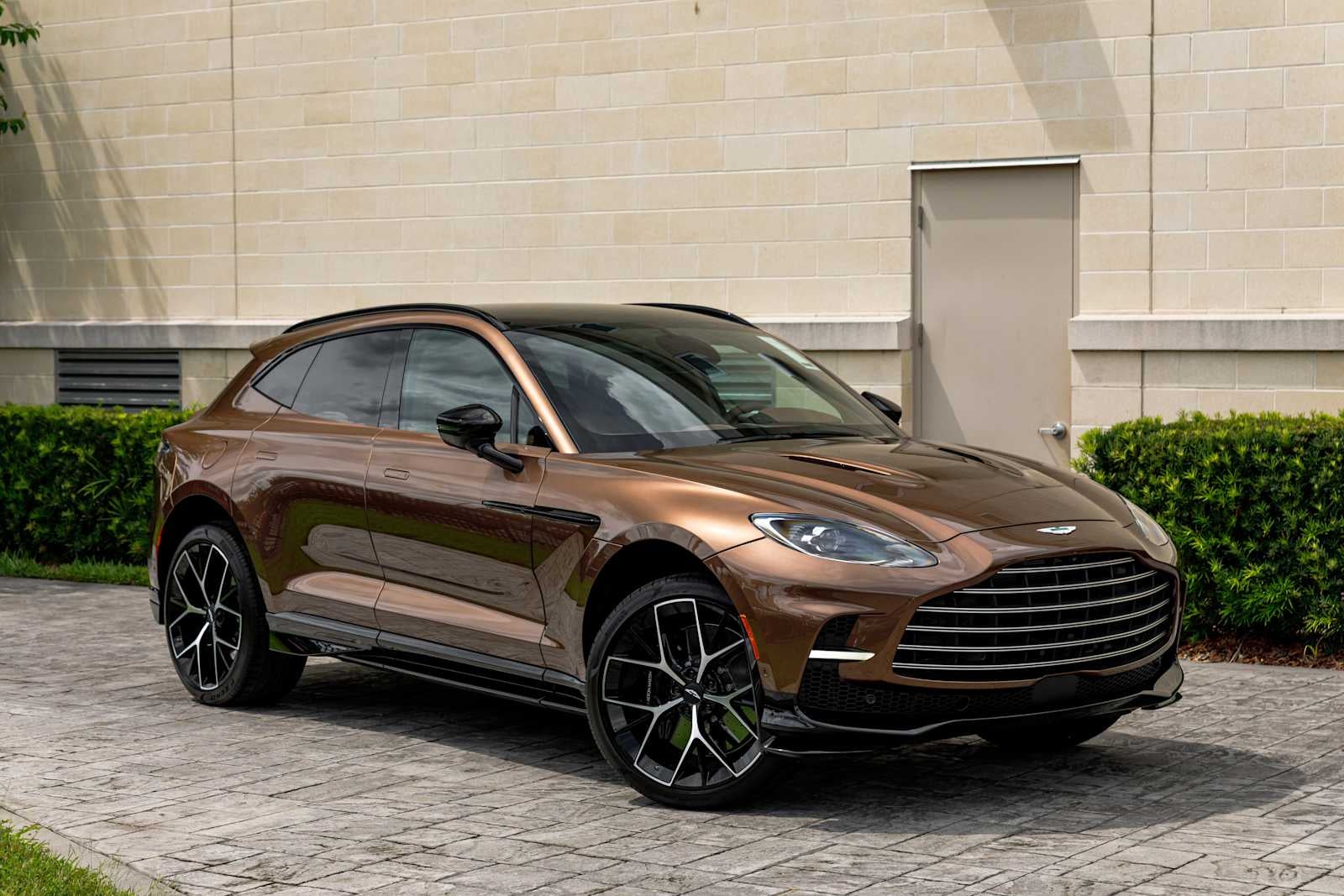 2025 Aston Martin DBX 707