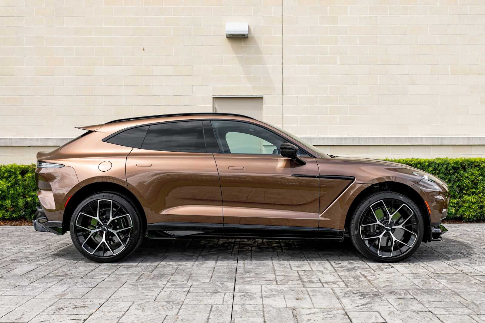 2025 Aston Martin DBX 707