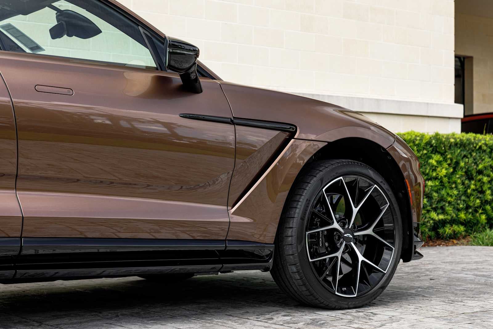 2025 Aston Martin DBX 707