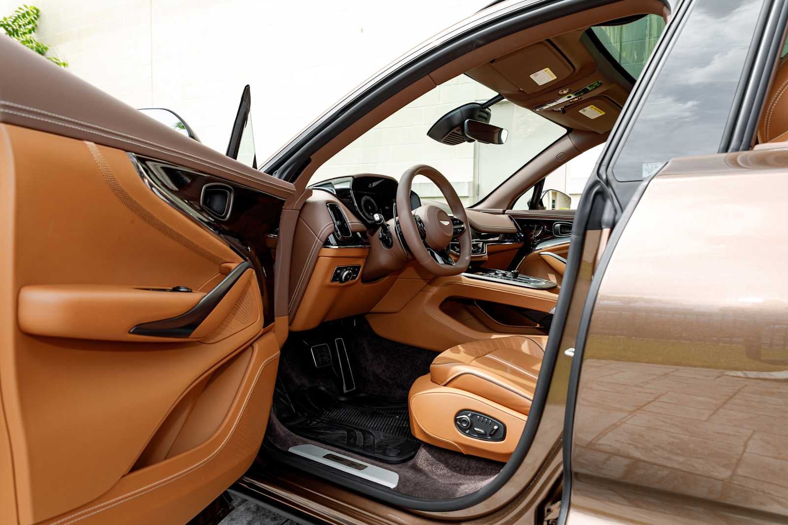 2025 Aston Martin DBX 707