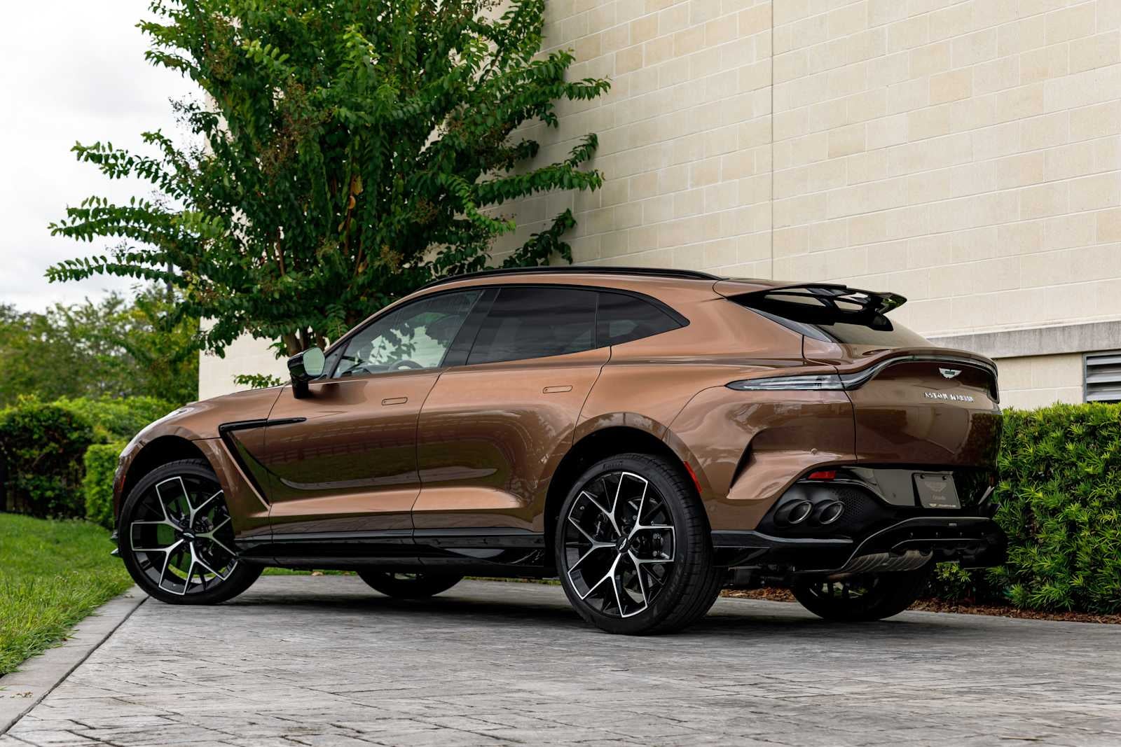 2025 Aston Martin DBX 707