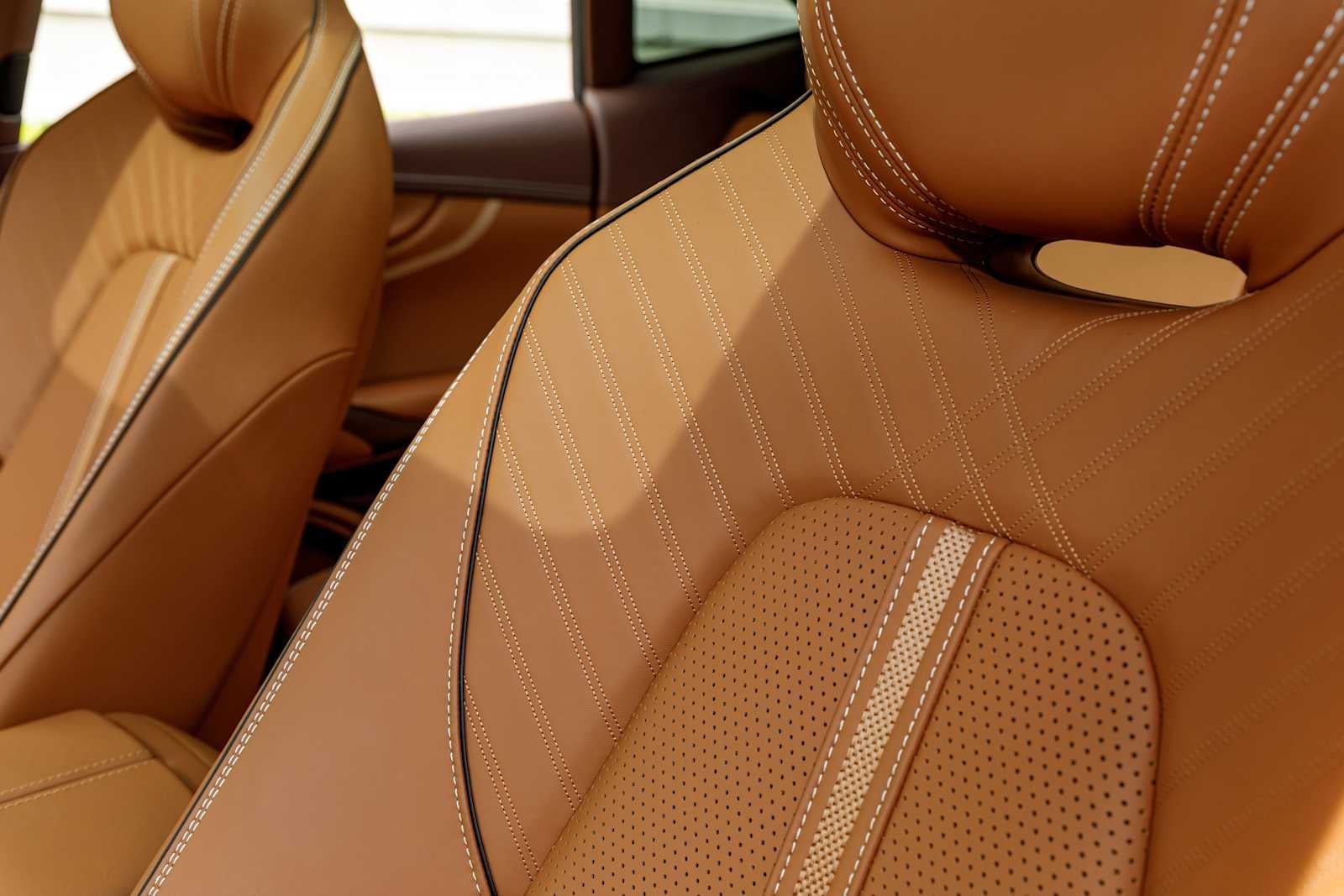 2025 Aston Martin DBX 707