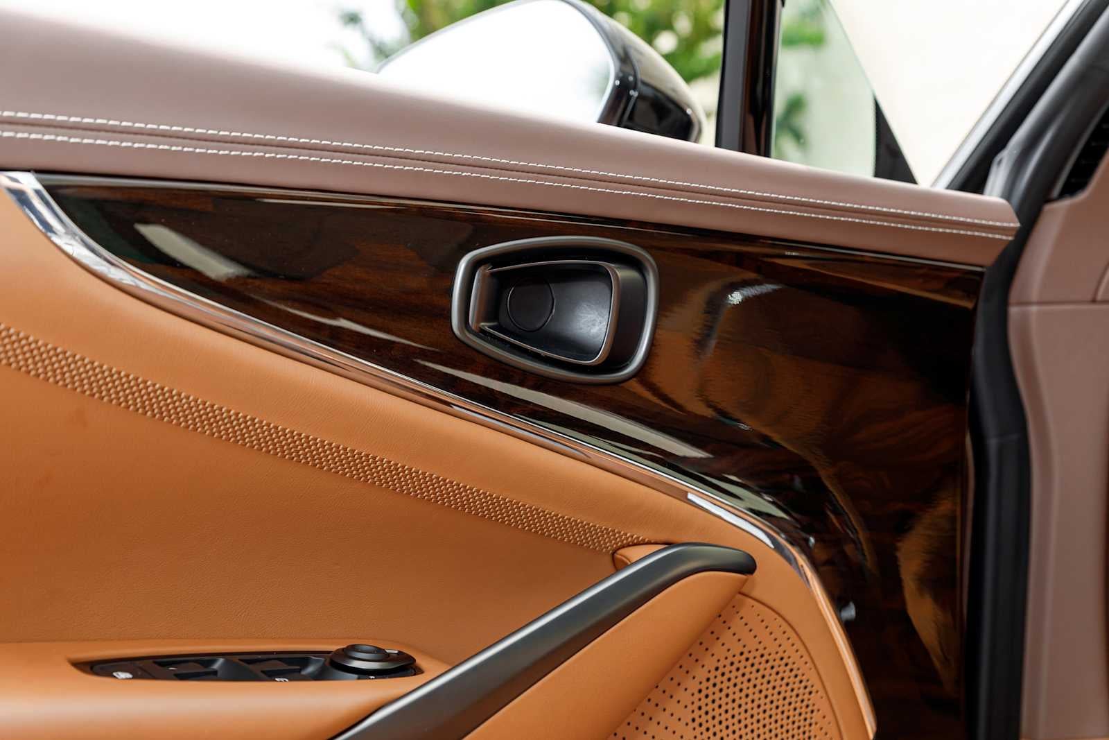 2025 Aston Martin DBX 707