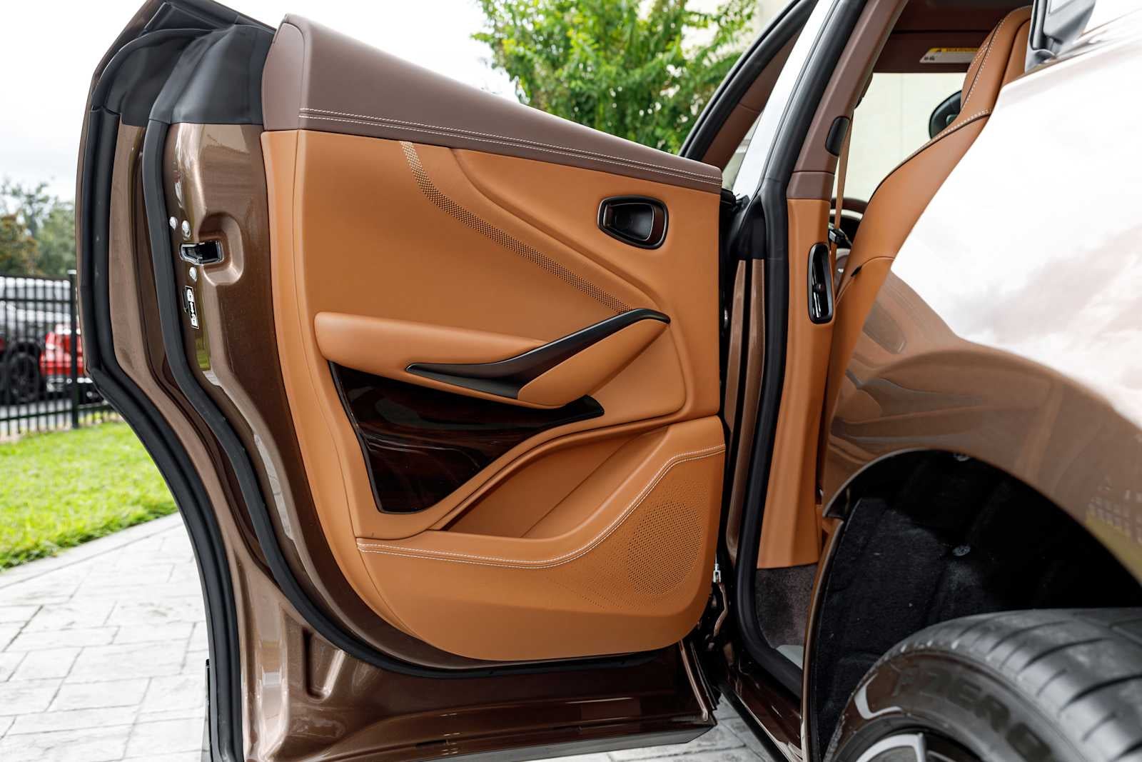 2025 Aston Martin DBX 707