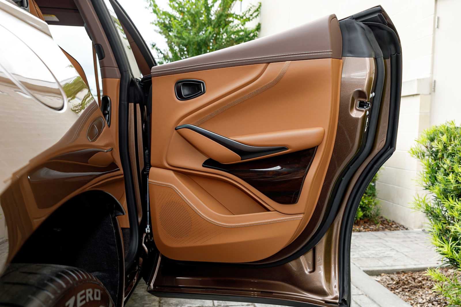 2025 Aston Martin DBX 707