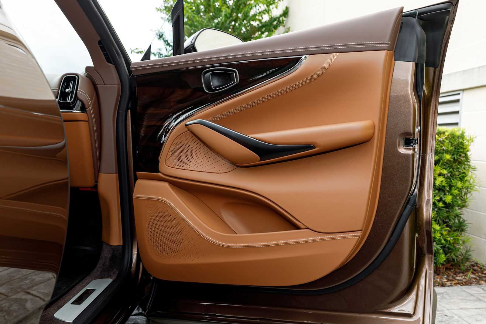 2025 Aston Martin DBX 707