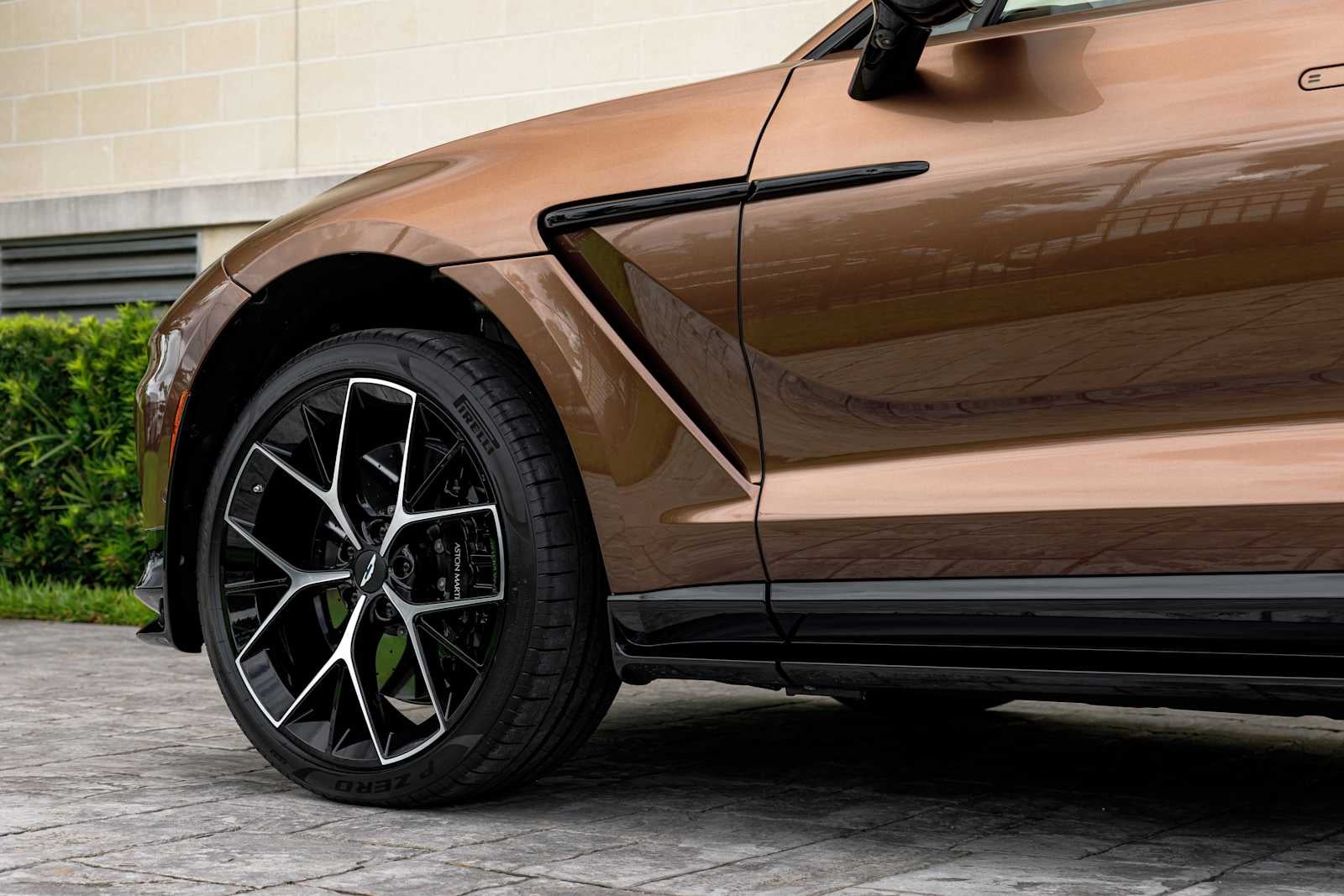 2025 Aston Martin DBX 707