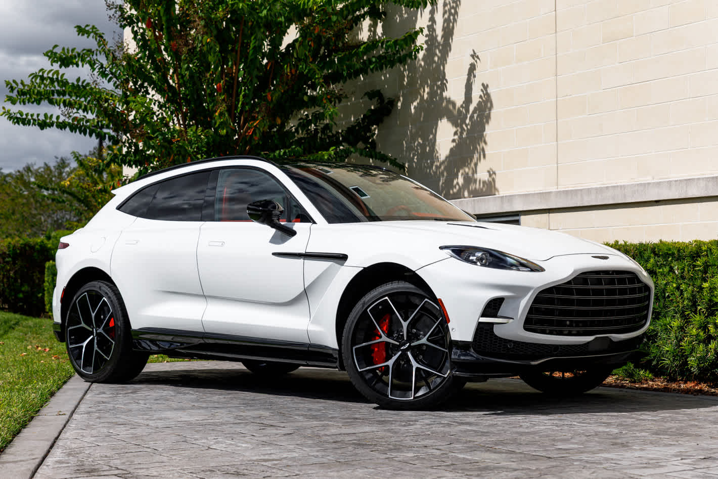 2025 Aston Martin DBX 707