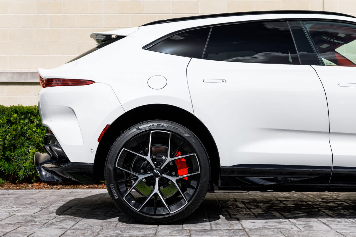 2025 Aston Martin DBX 707