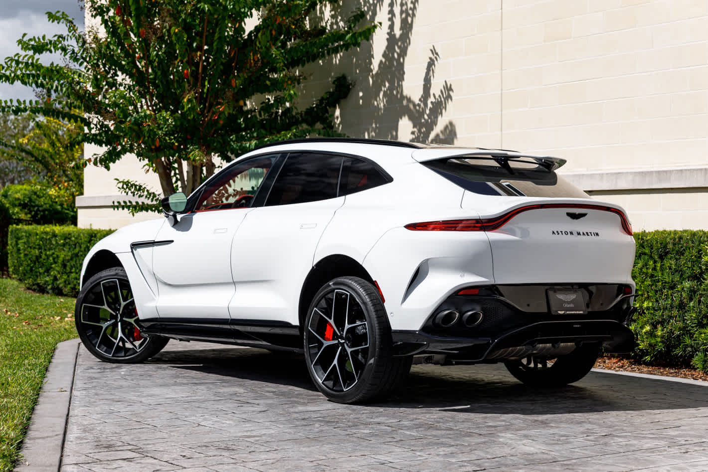 2025 Aston Martin DBX 707