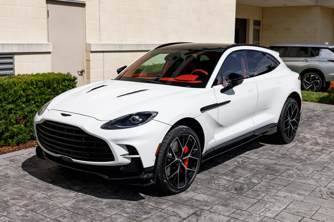 2025 Aston Martin DBX 707