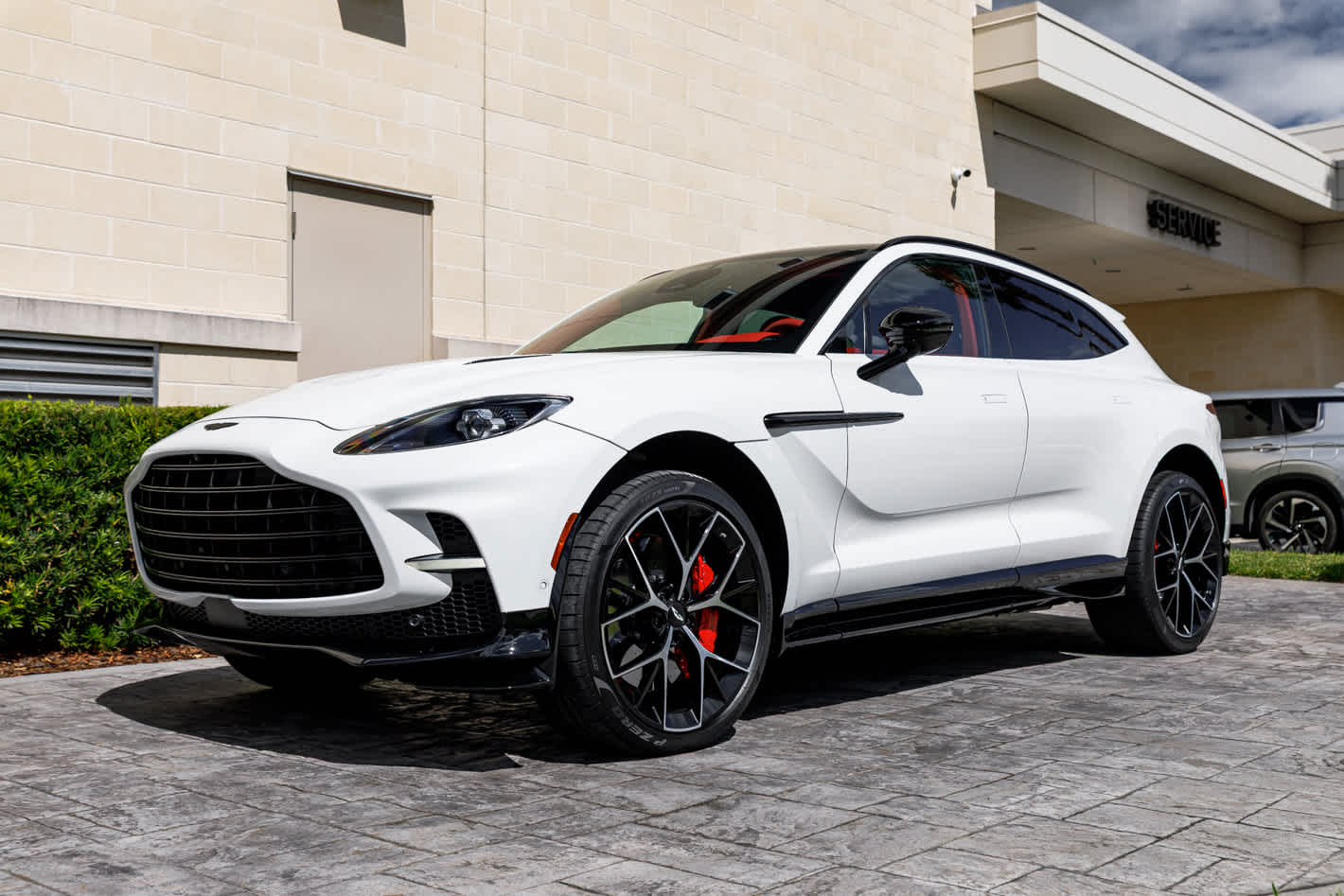 2025 Aston Martin DBX 707