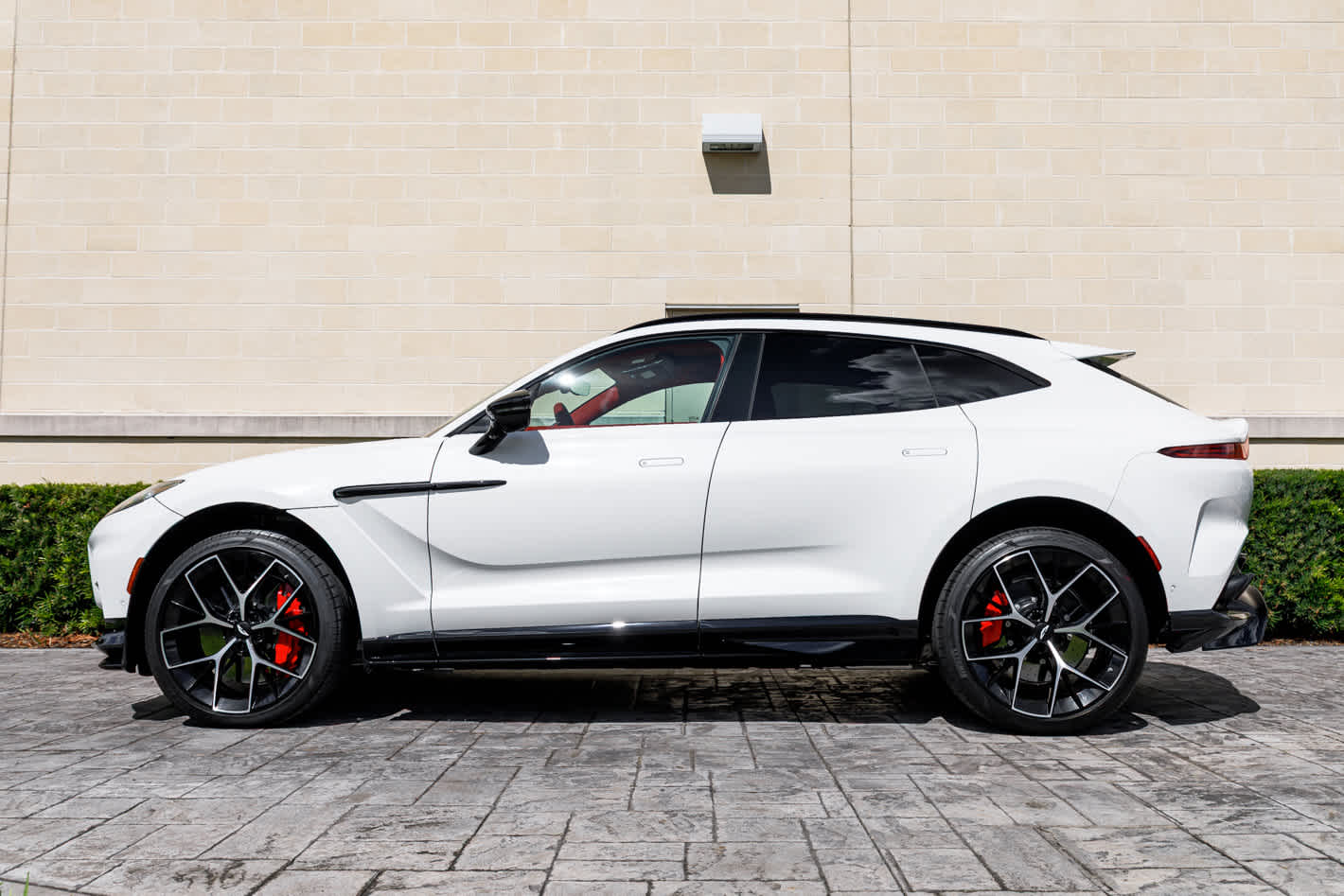2025 Aston Martin DBX 707