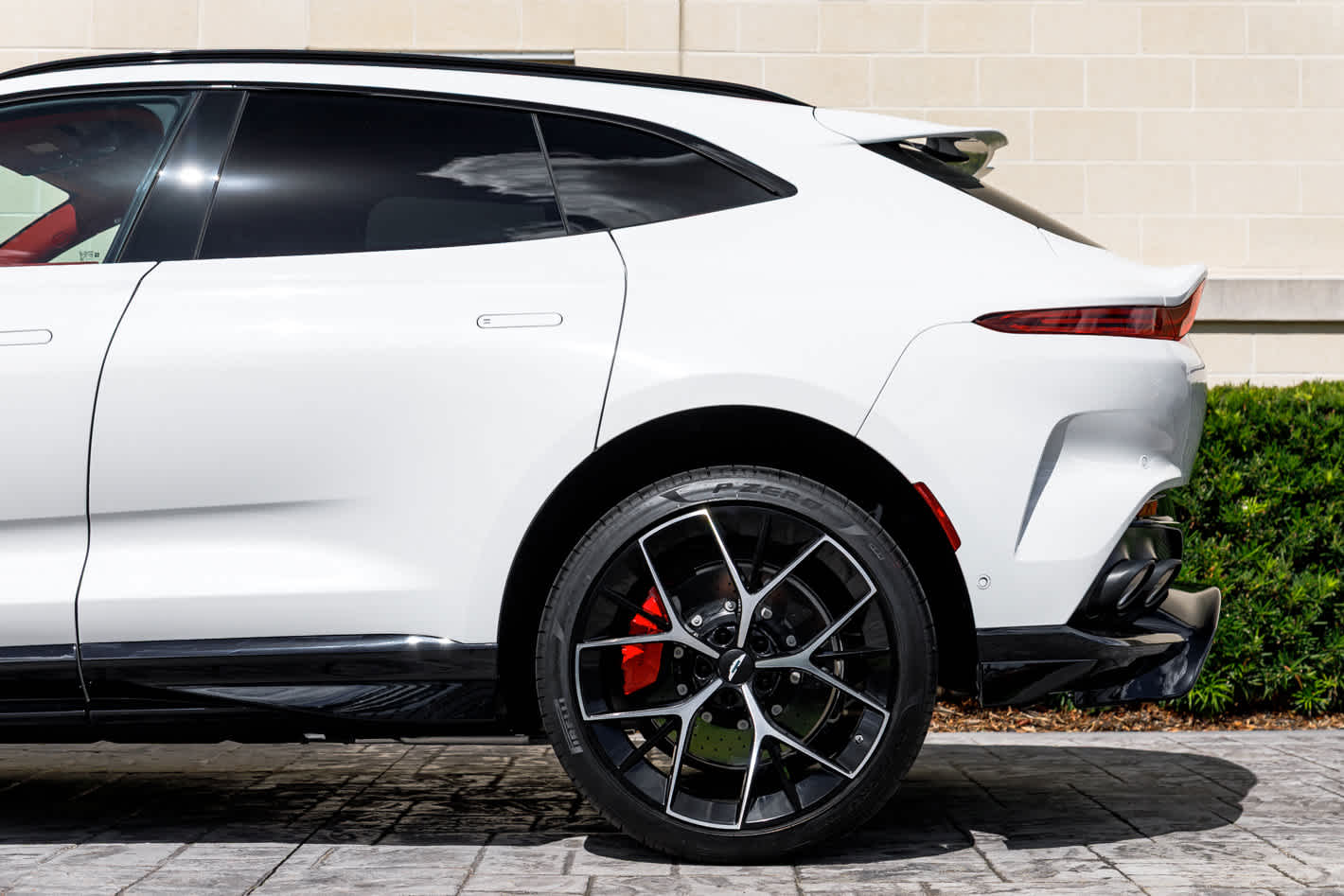 2025 Aston Martin DBX 707