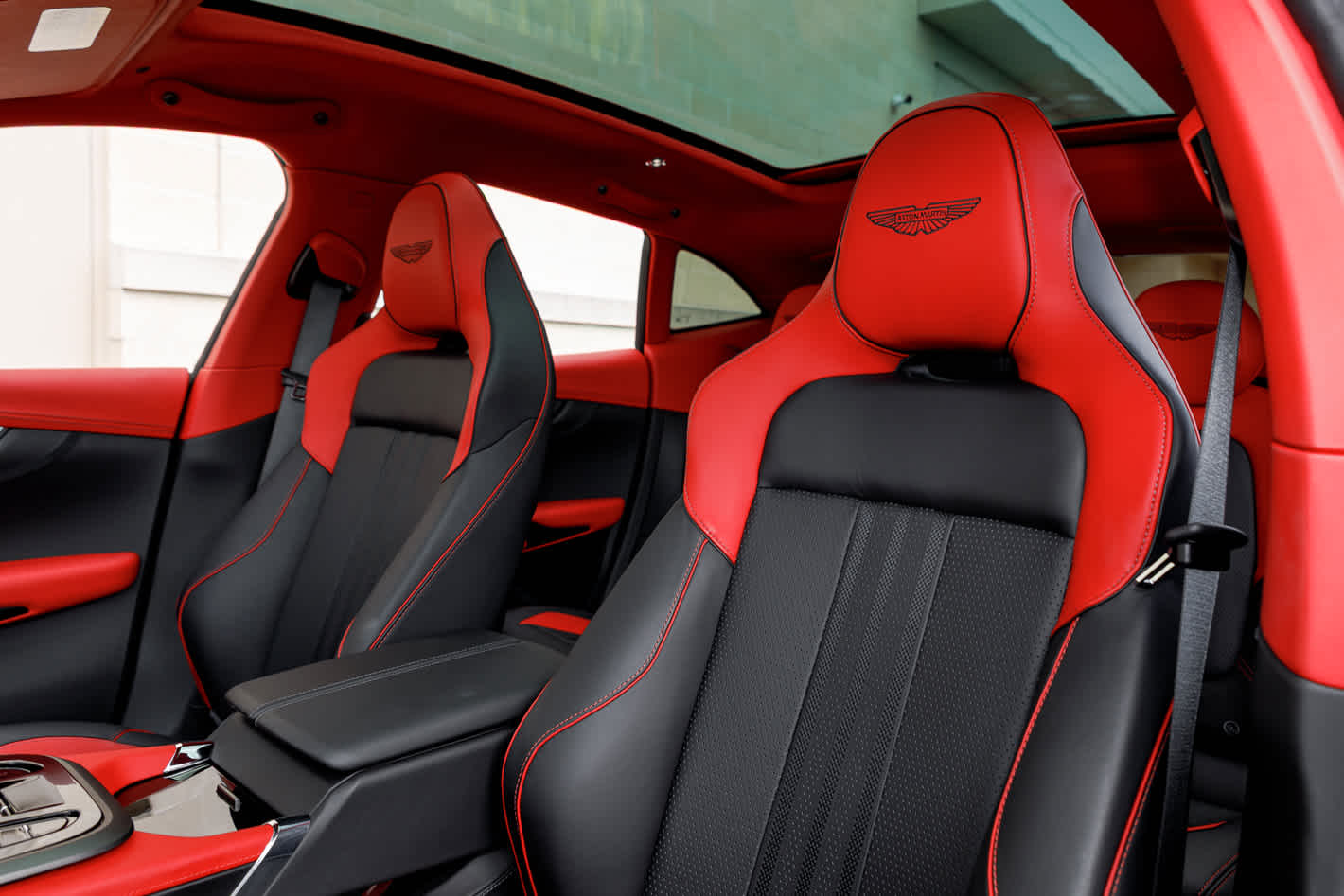 2025 Aston Martin DBX 707