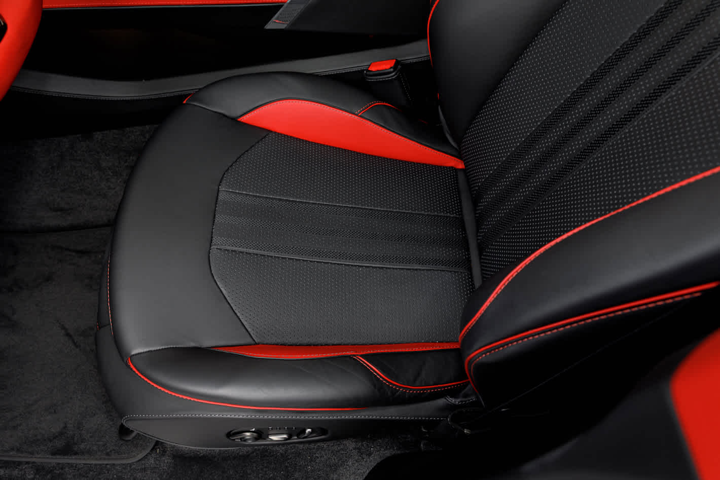 2025 Aston Martin DBX 707