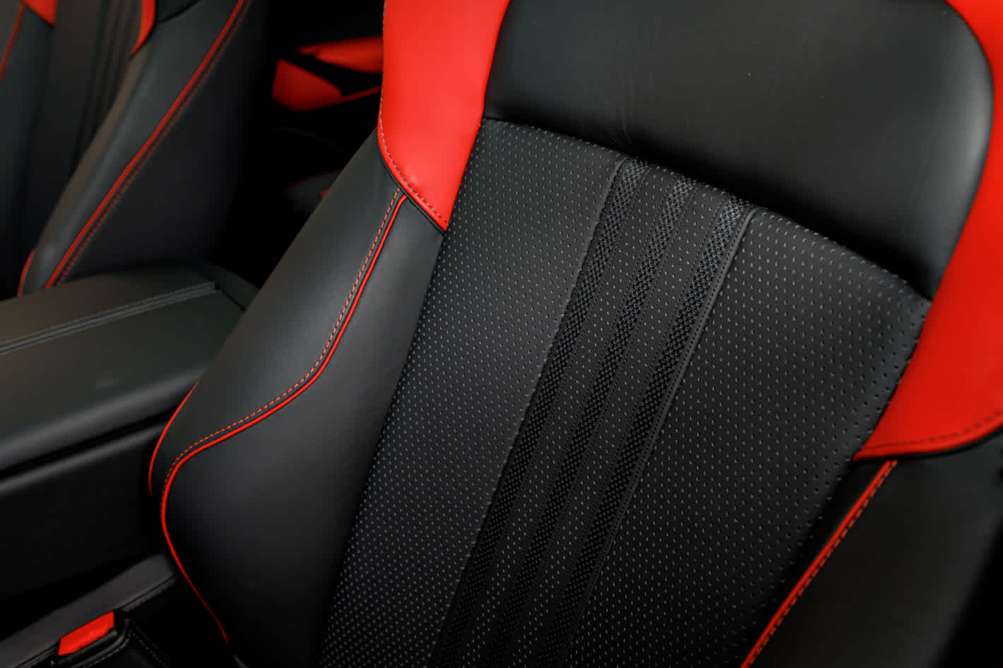 2025 Aston Martin DBX 707