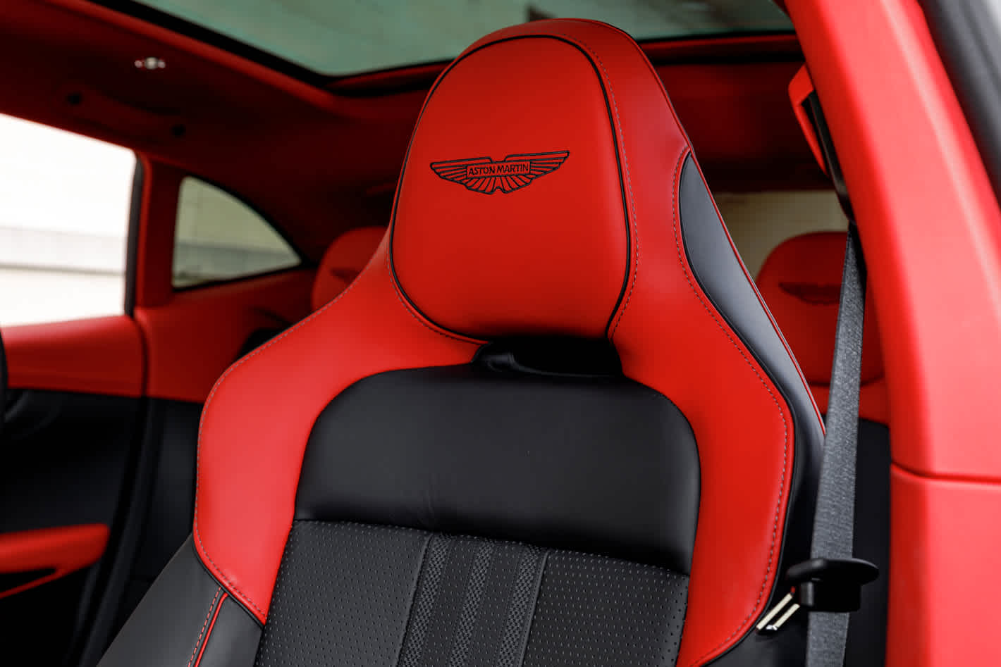 2025 Aston Martin DBX 707