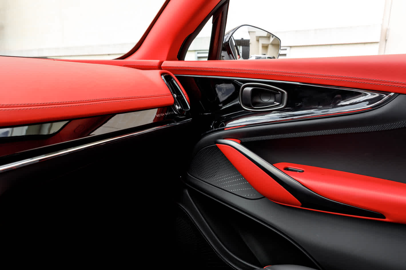 2025 Aston Martin DBX 707