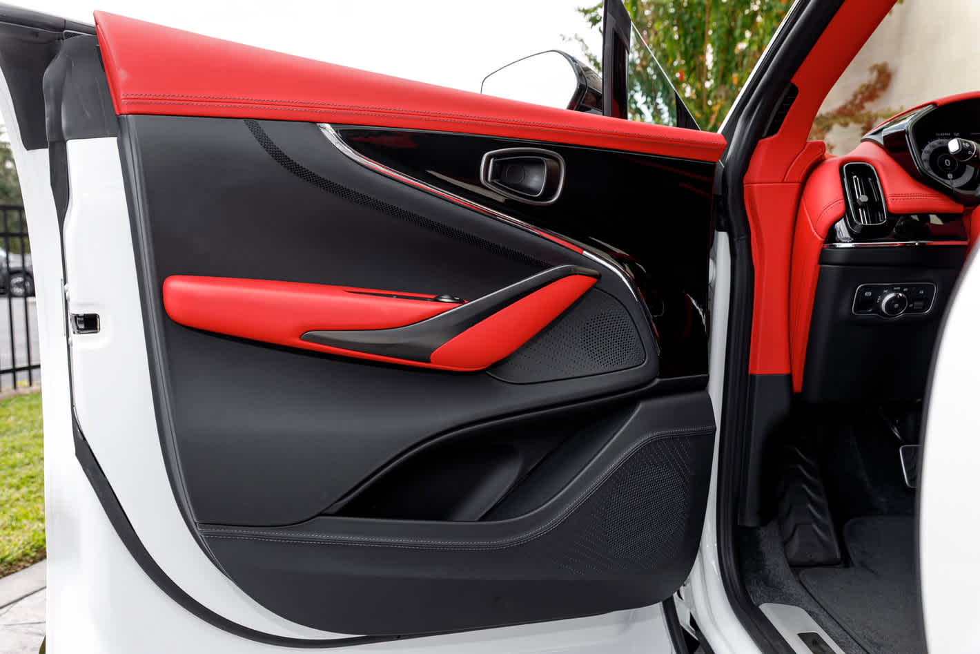 2025 Aston Martin DBX 707