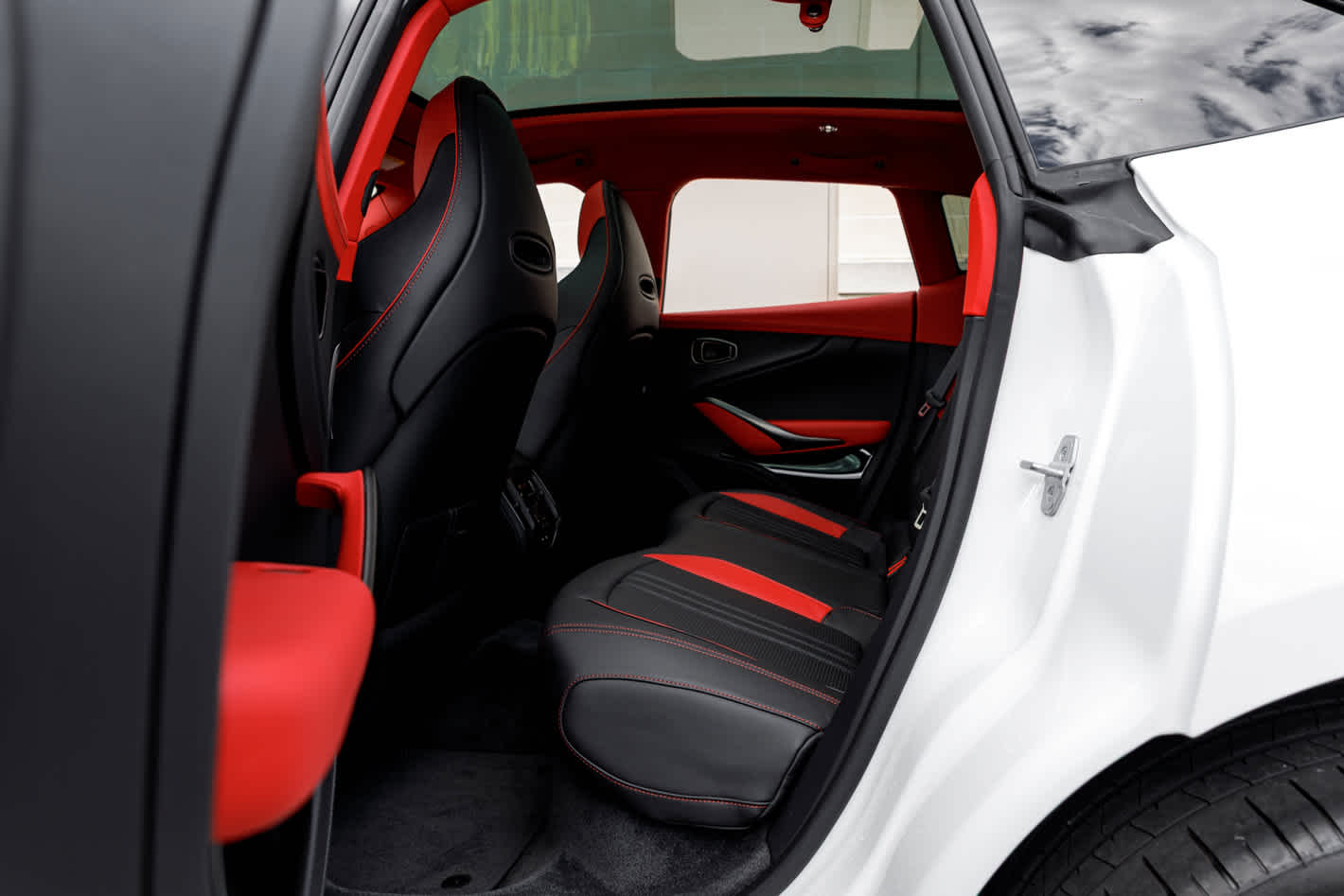 2025 Aston Martin DBX 707