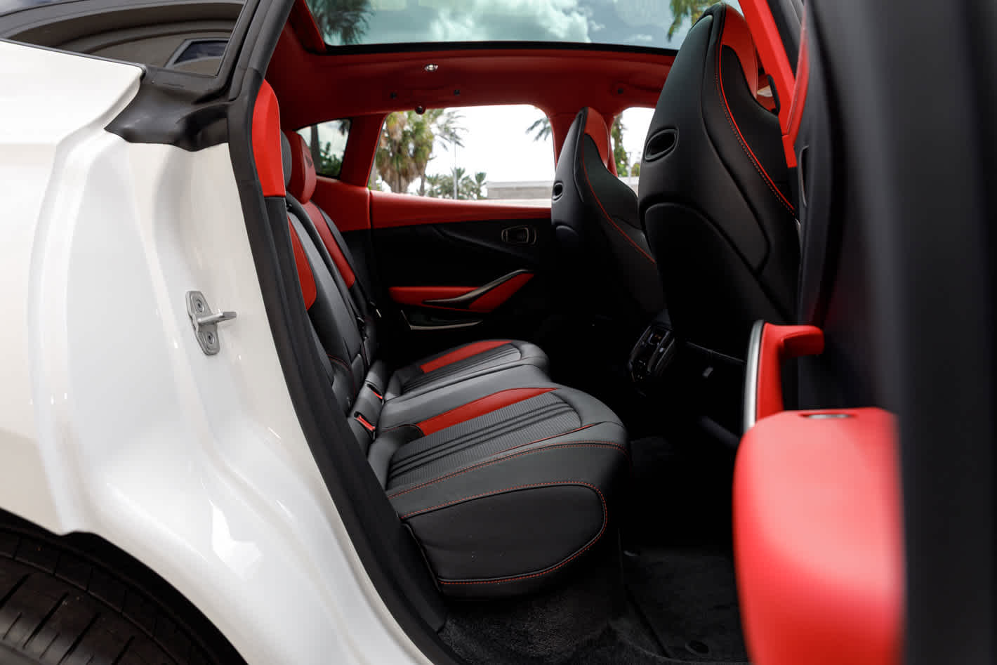 2025 Aston Martin DBX 707