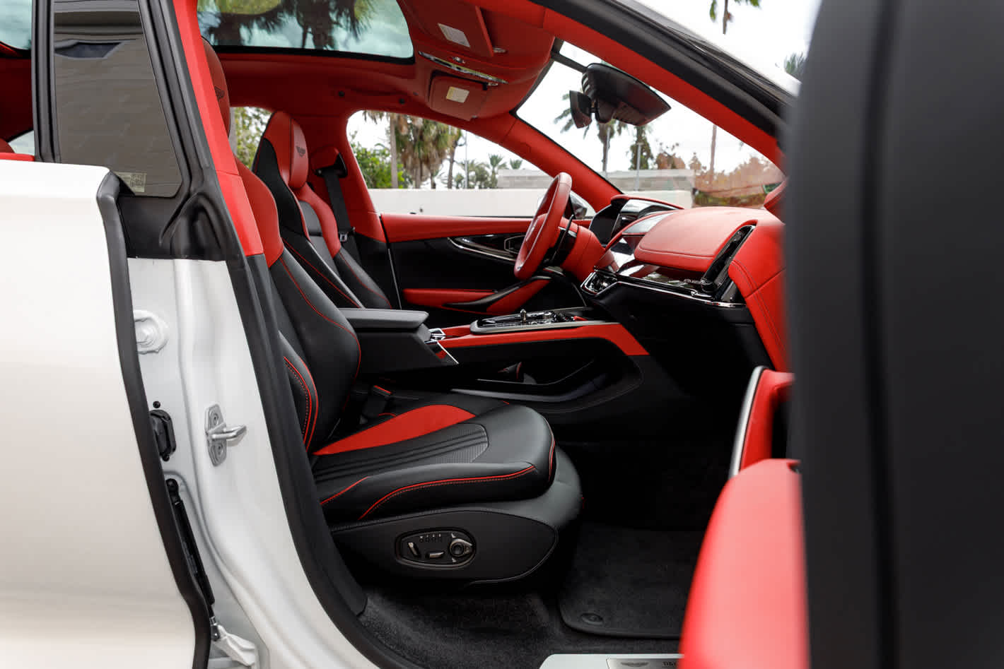 2025 Aston Martin DBX 707